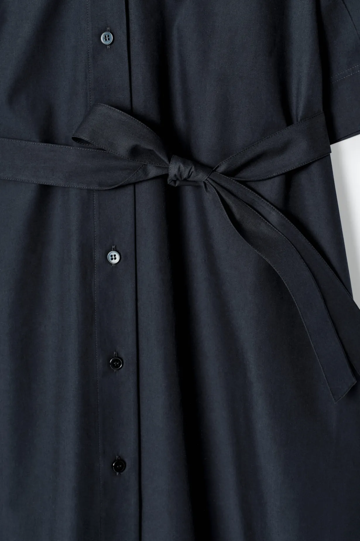 MIDI-HEMDKLEID MIT KURZEN ÄRMELN UND GÜRTEL