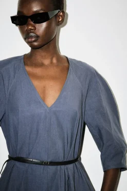 MIDIKLEID AUS BAUMWOLLE MIT V-AUSSCHNITT