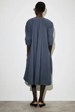 MIDIKLEID AUS BAUMWOLLE MIT V-AUSSCHNITT