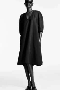MIDIKLEID AUS BAUMWOLLE MIT V-AUSSCHNITT
