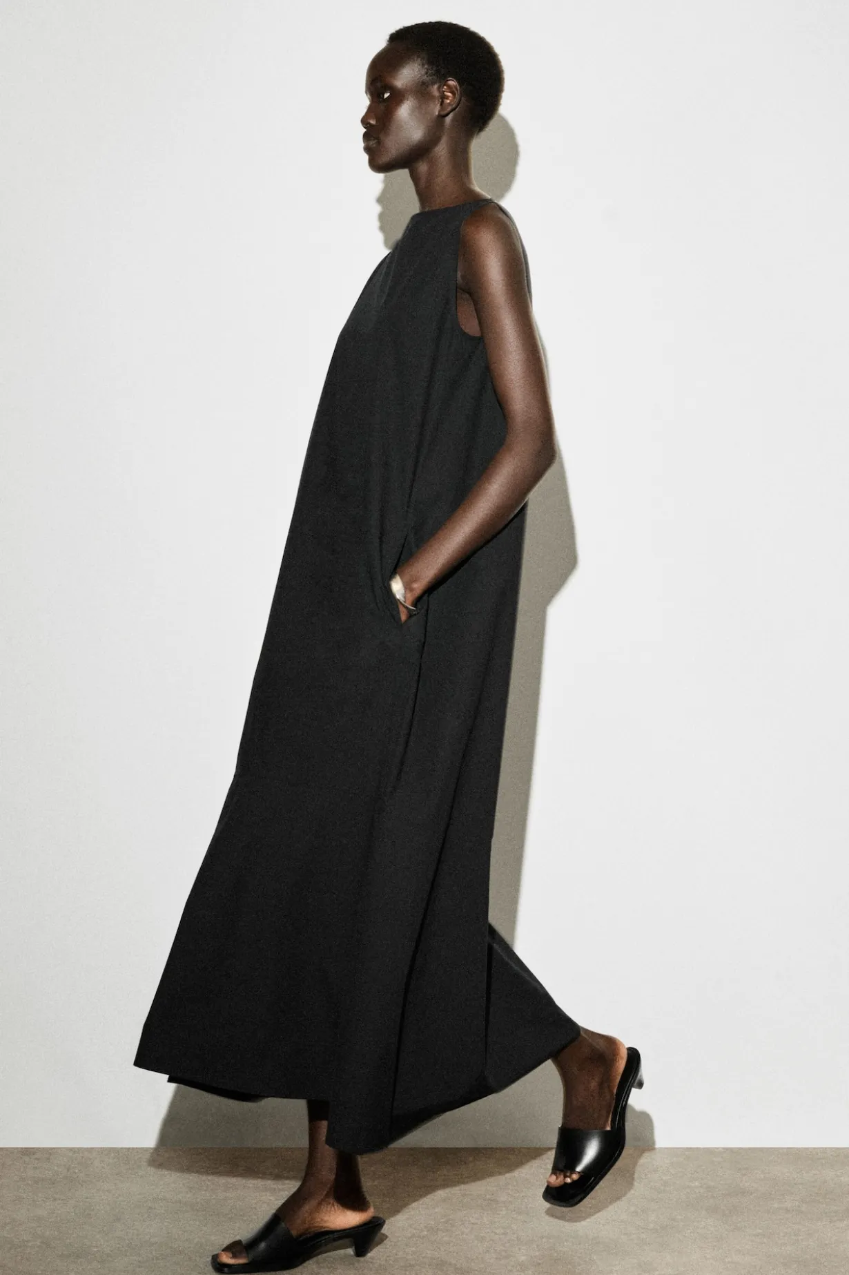 MIDIKLEID AUS BAUMWOLLE MIT ABGESETZTEM SAUM