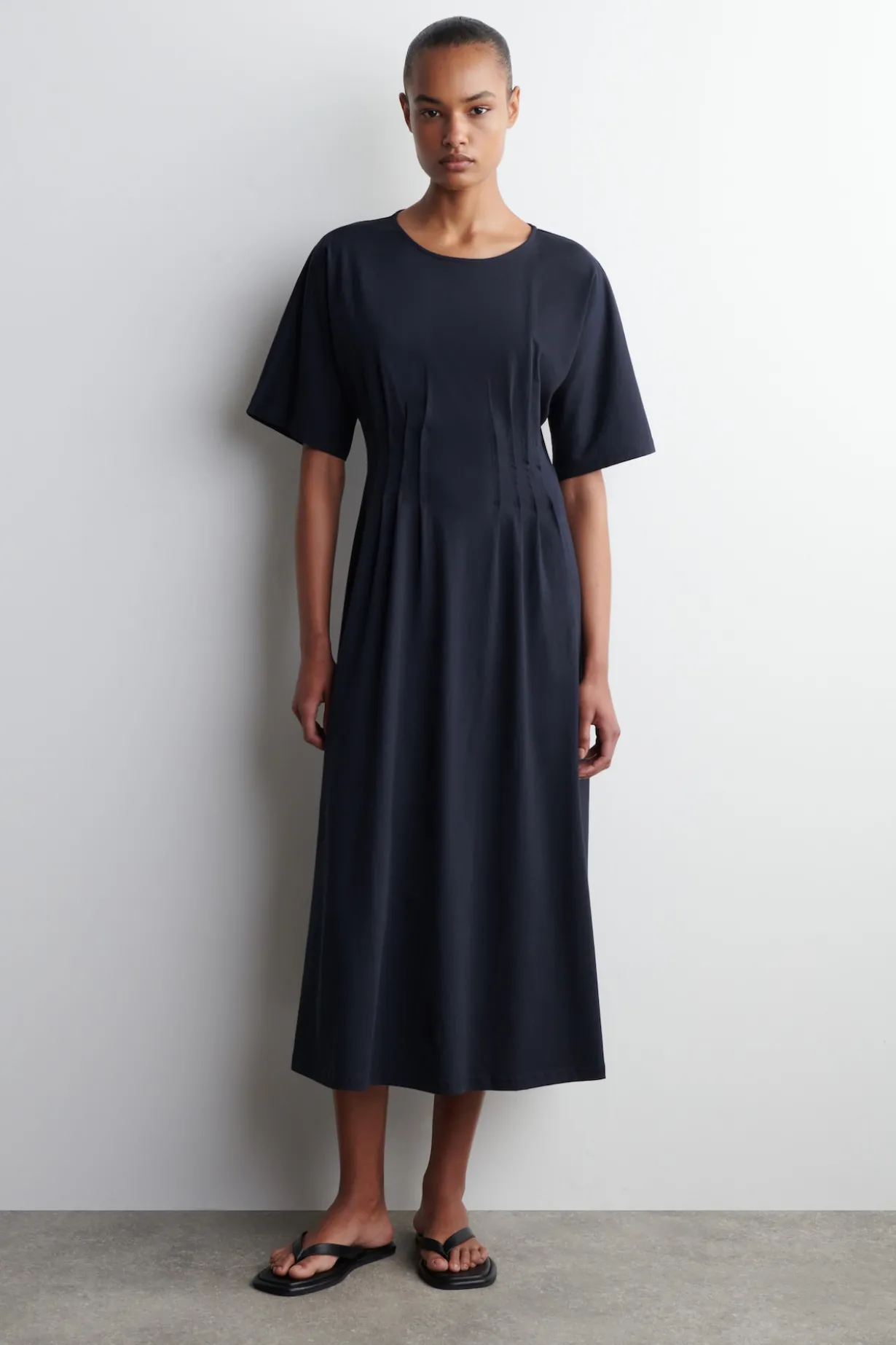 MIDIKLEID AUS BAUMWOLLE MIT BIESEN