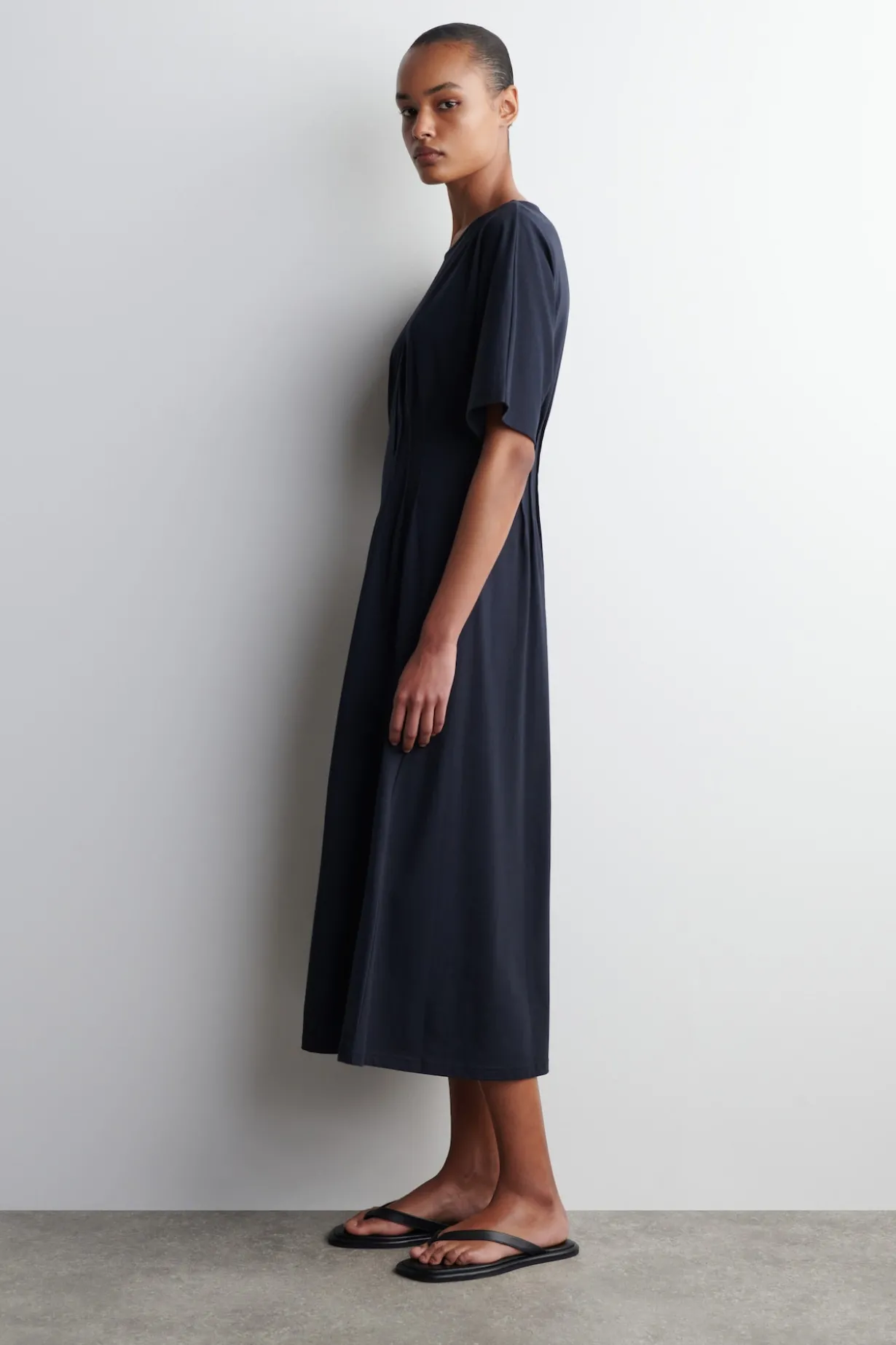 MIDIKLEID AUS BAUMWOLLE MIT BIESEN