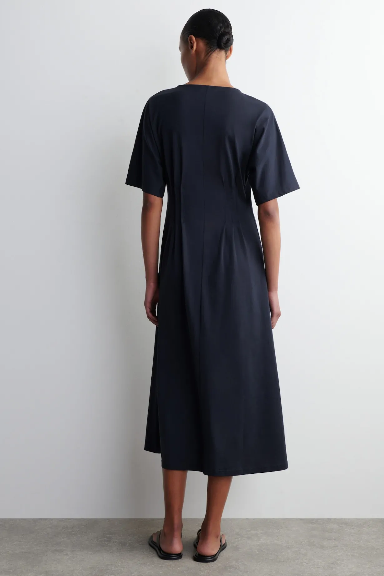MIDIKLEID AUS BAUMWOLLE MIT BIESEN