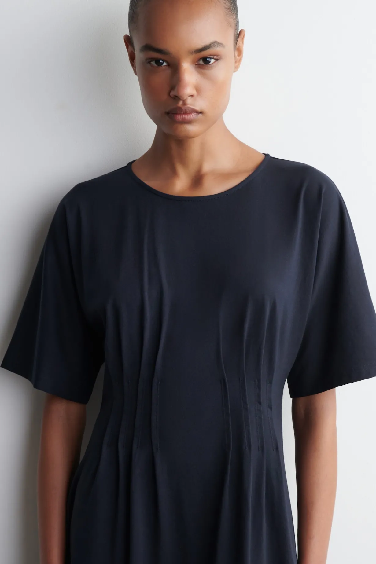 MIDIKLEID AUS BAUMWOLLE MIT BIESEN