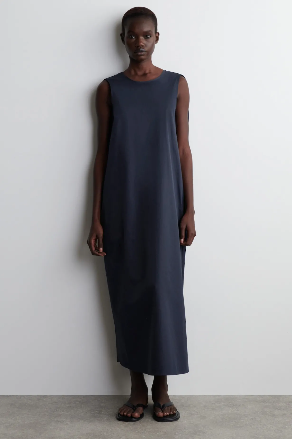 MIDIKLEID AUS BAUMWOLLE MIT TWIST-DETAIL HINTEN