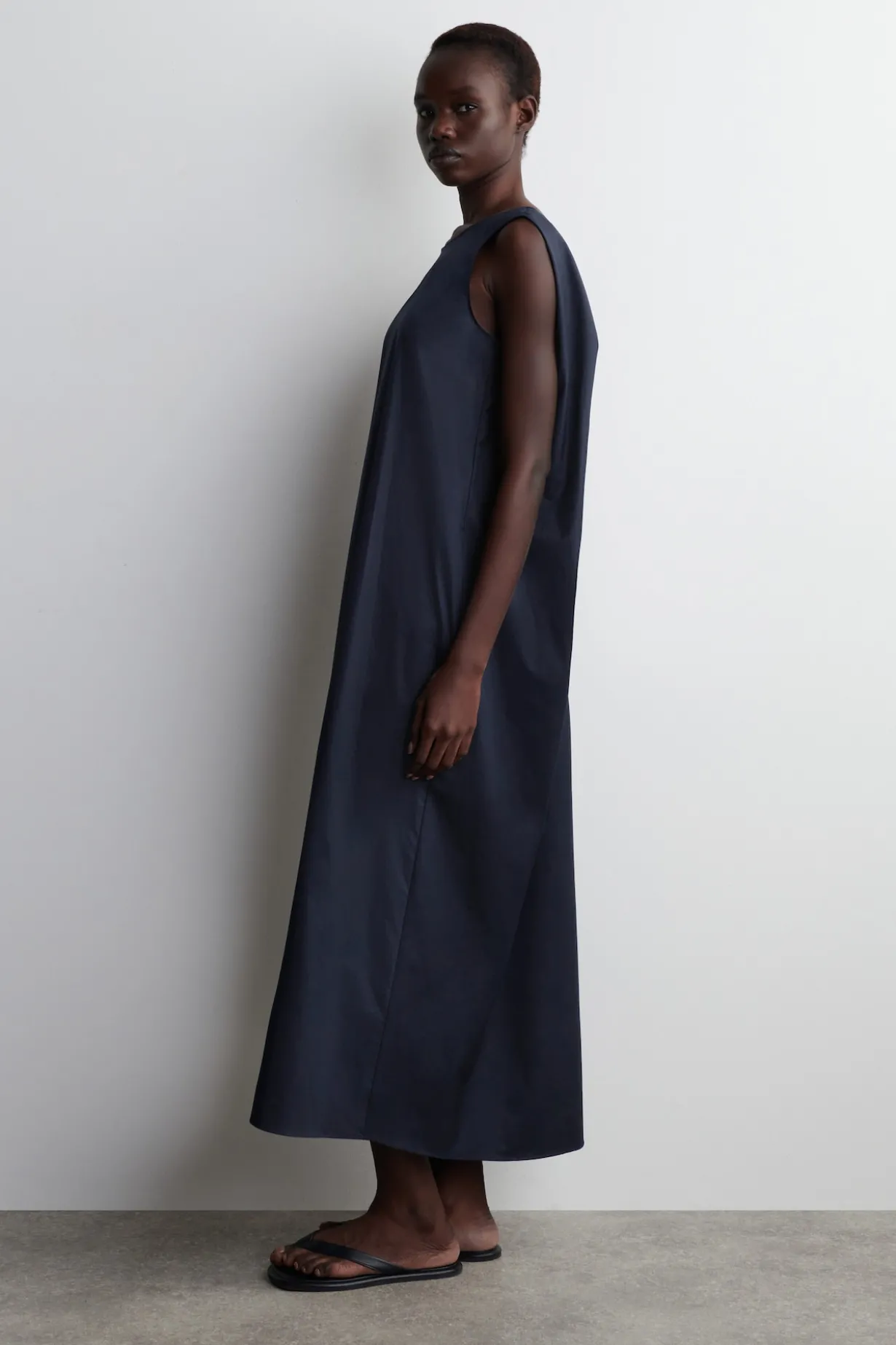 MIDIKLEID AUS BAUMWOLLE MIT TWIST-DETAIL HINTEN