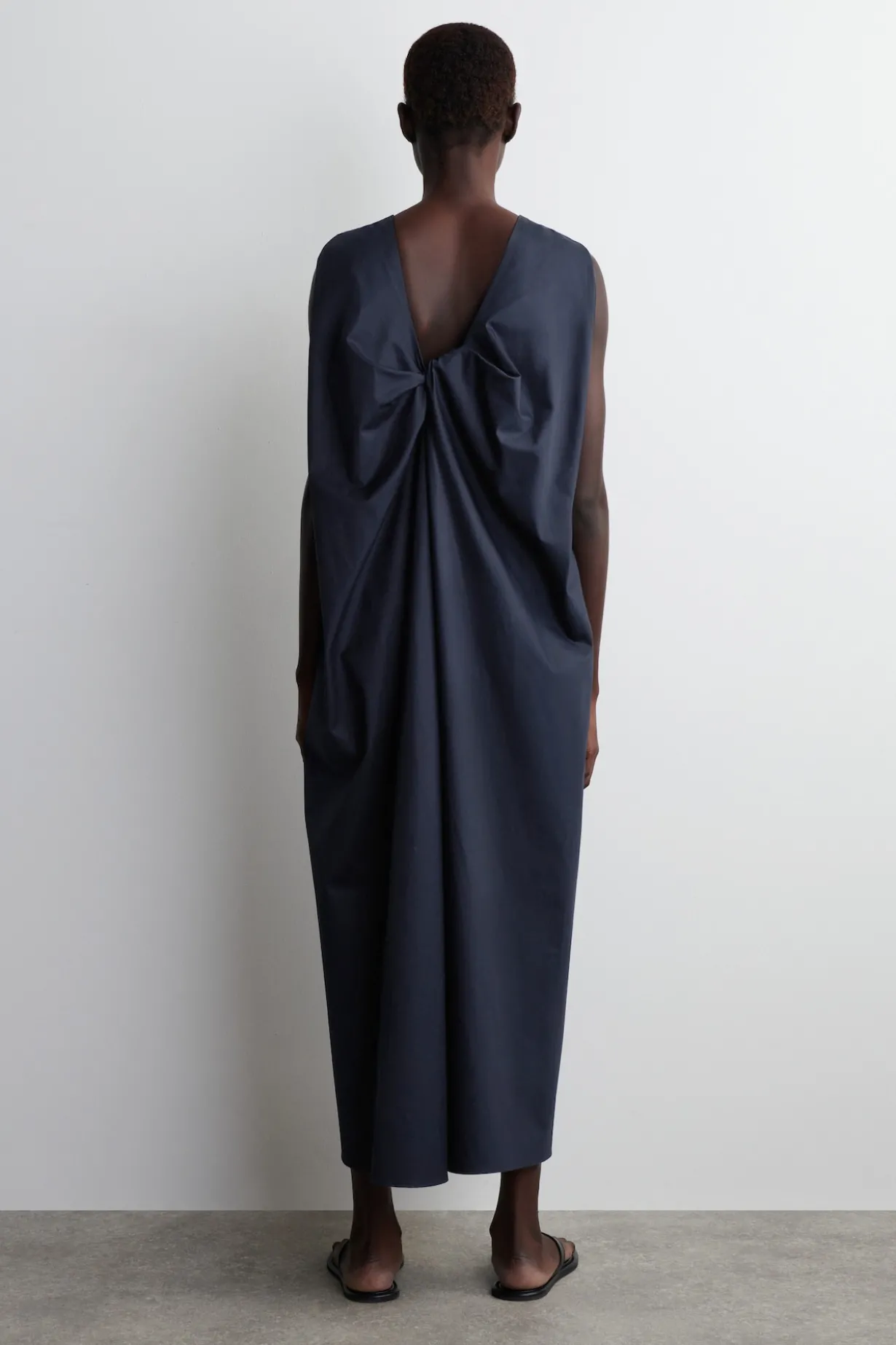 MIDIKLEID AUS BAUMWOLLE MIT TWIST-DETAIL HINTEN
