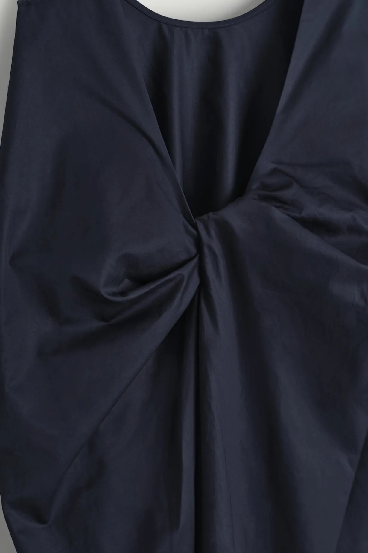 MIDIKLEID AUS BAUMWOLLE MIT TWIST-DETAIL HINTEN