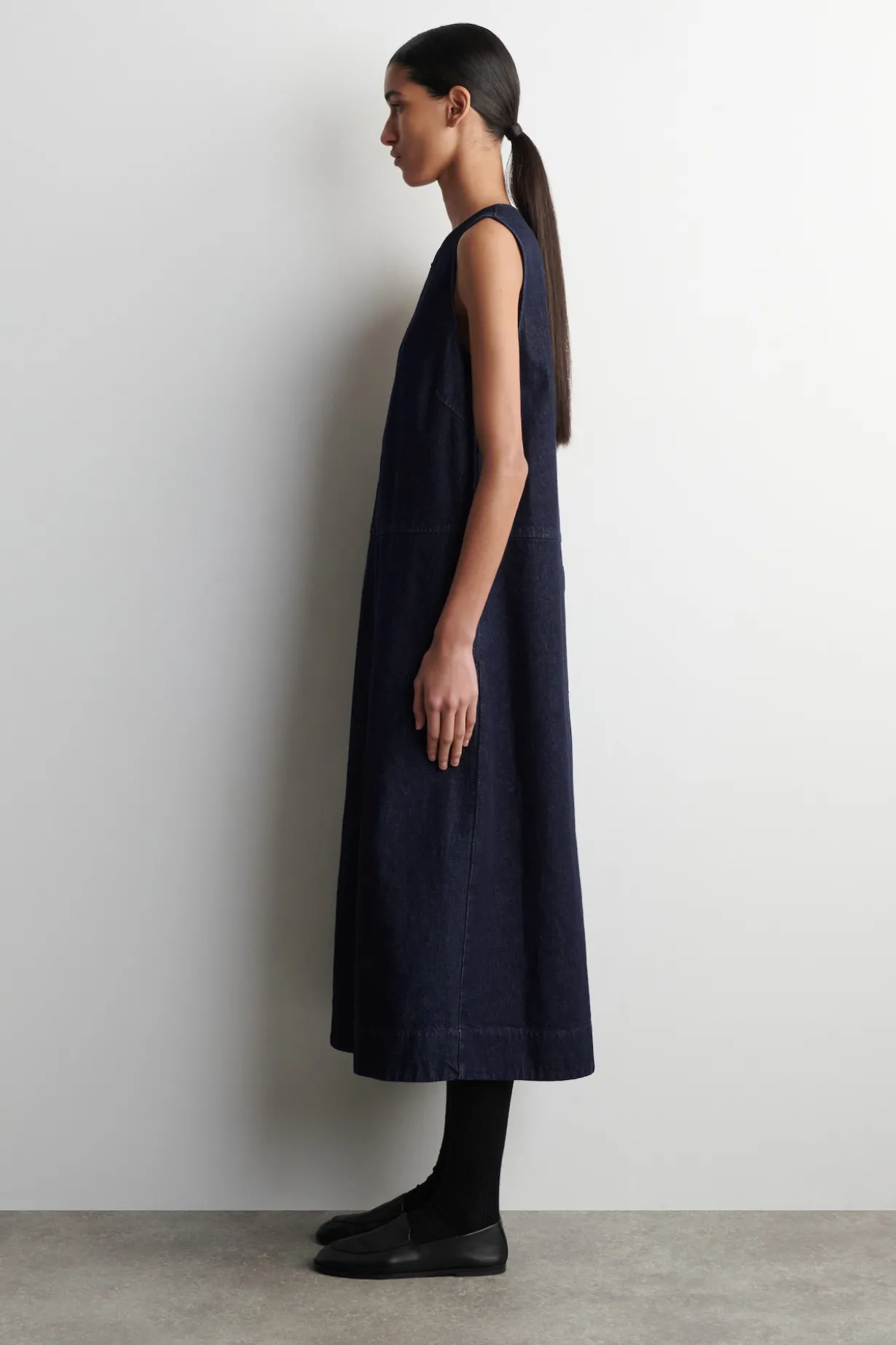 MIDIKLEID AUS DENIM IN A-LINIE
