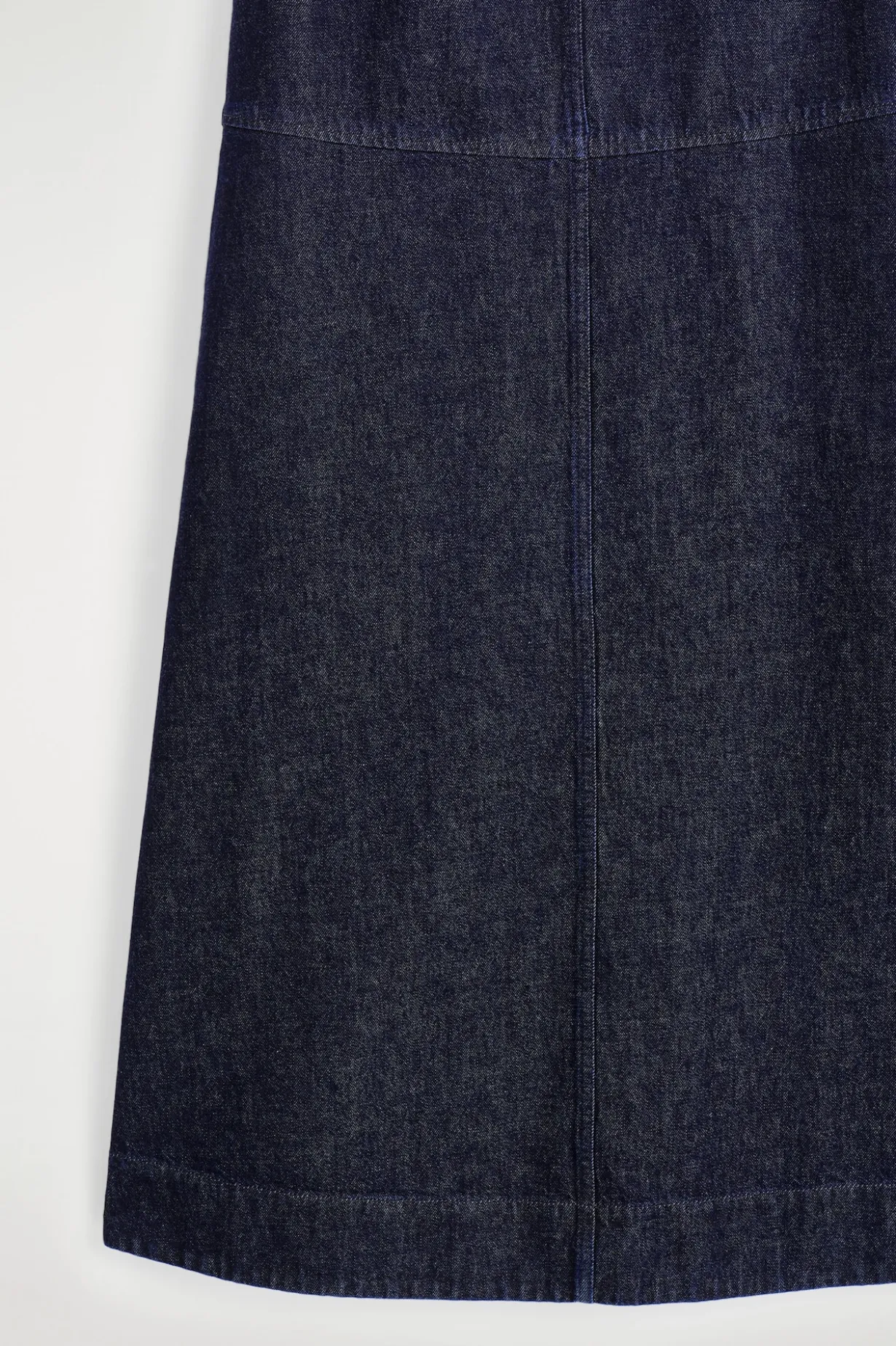 MIDIKLEID AUS DENIM IN A-LINIE