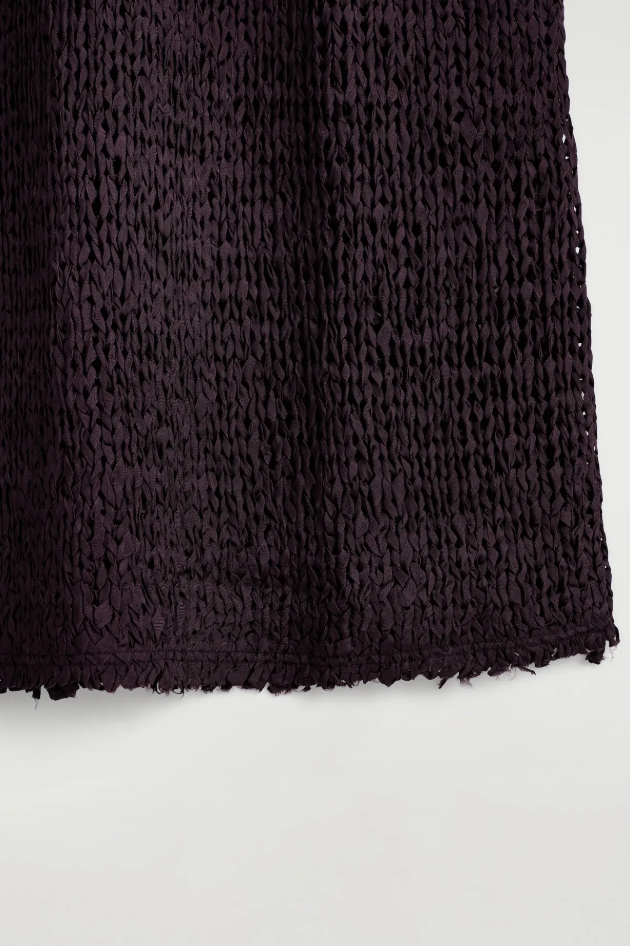 MIDIKLEID AUS GEHÄKELTEM BÄNDCHENGARN