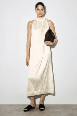 MIDIKLEID AUS SATIN IN KNITTEROPTIK