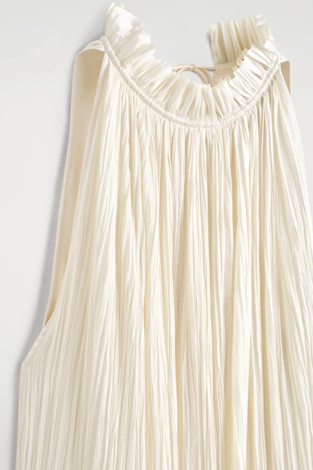 MIDIKLEID AUS SATIN IN KNITTEROPTIK