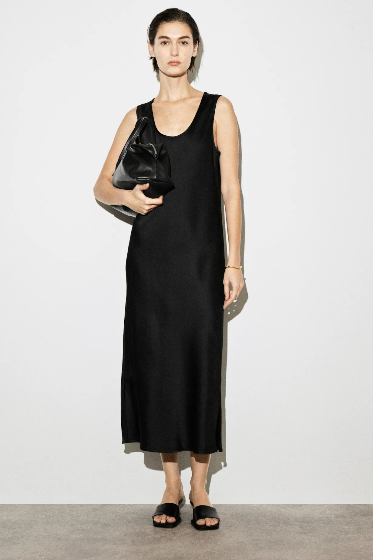 MIDIKLEID AUS SATIN MIT TIEFEM AUSSCHNITT
