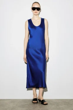 MIDIKLEID AUS SATIN MIT TIEFEM AUSSCHNITT