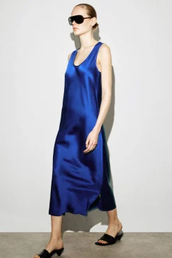 MIDIKLEID AUS SATIN MIT TIEFEM AUSSCHNITT