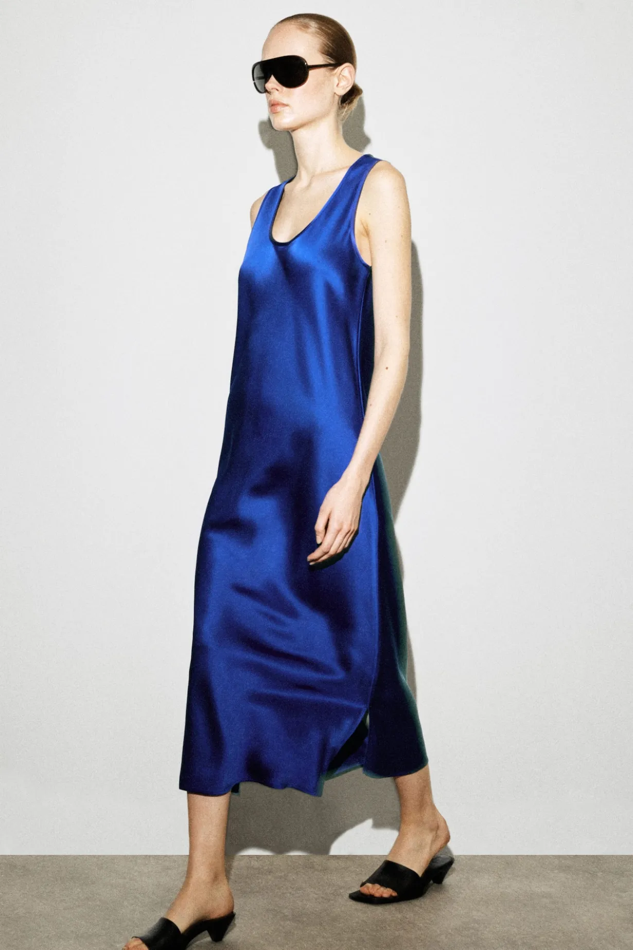 MIDIKLEID AUS SATIN MIT TIEFEM AUSSCHNITT