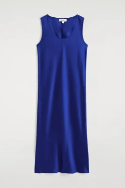 MIDIKLEID AUS SATIN MIT TIEFEM AUSSCHNITT