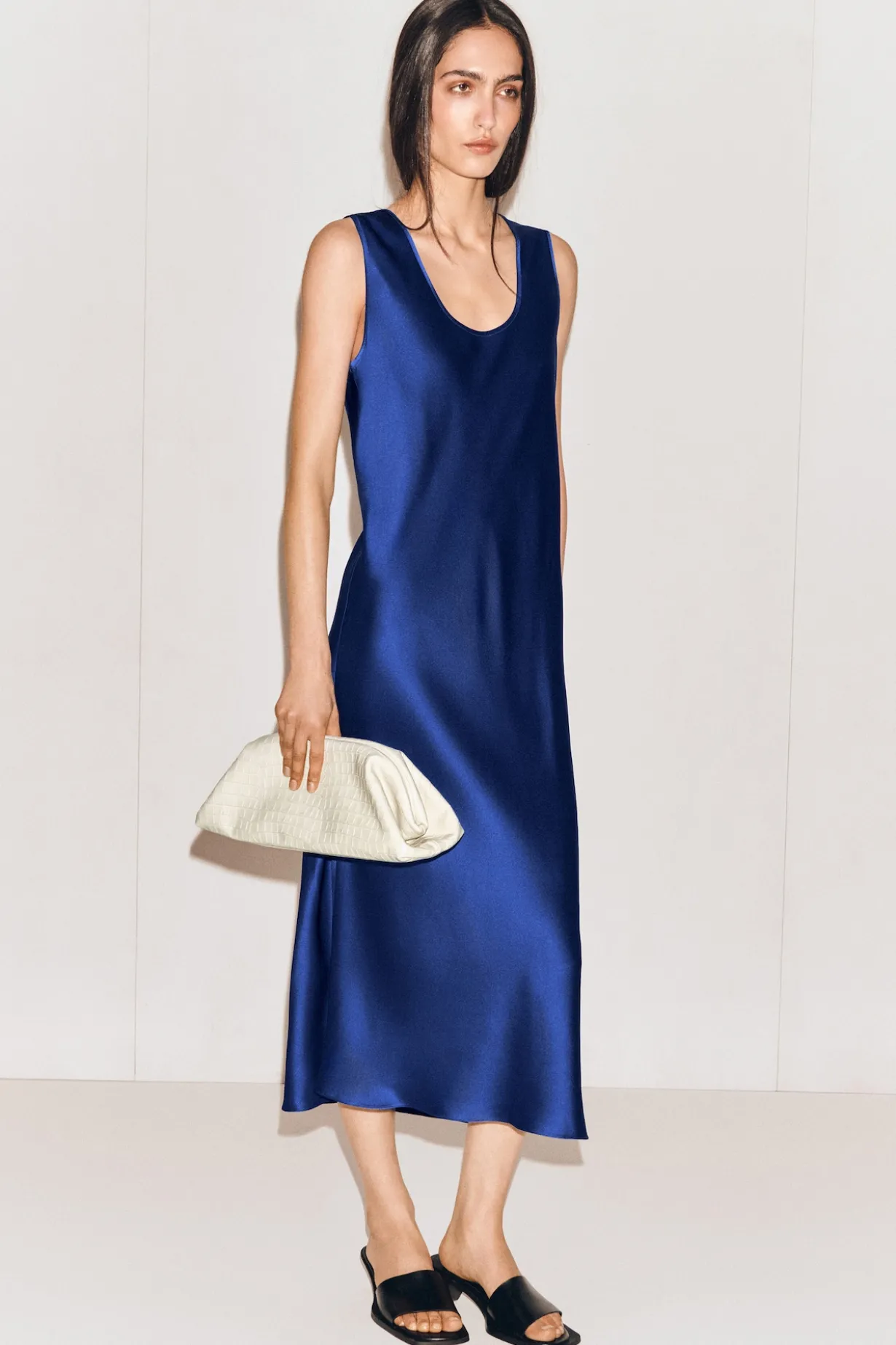 MIDIKLEID AUS SATIN MIT TIEFEM AUSSCHNITT