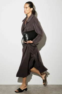 MIDIKLEID IM TRENCHCOAT-STIL
