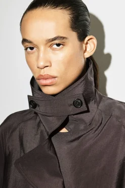 MIDIKLEID IM TRENCHCOAT-STIL