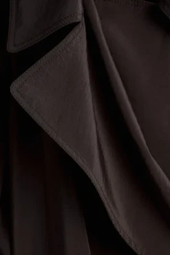 MIDIKLEID IM TRENCHCOAT-STIL