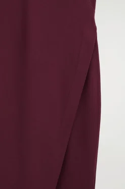 MIDIKLEID IN WICKELOPTIK MIT V-AUSSCHNITT