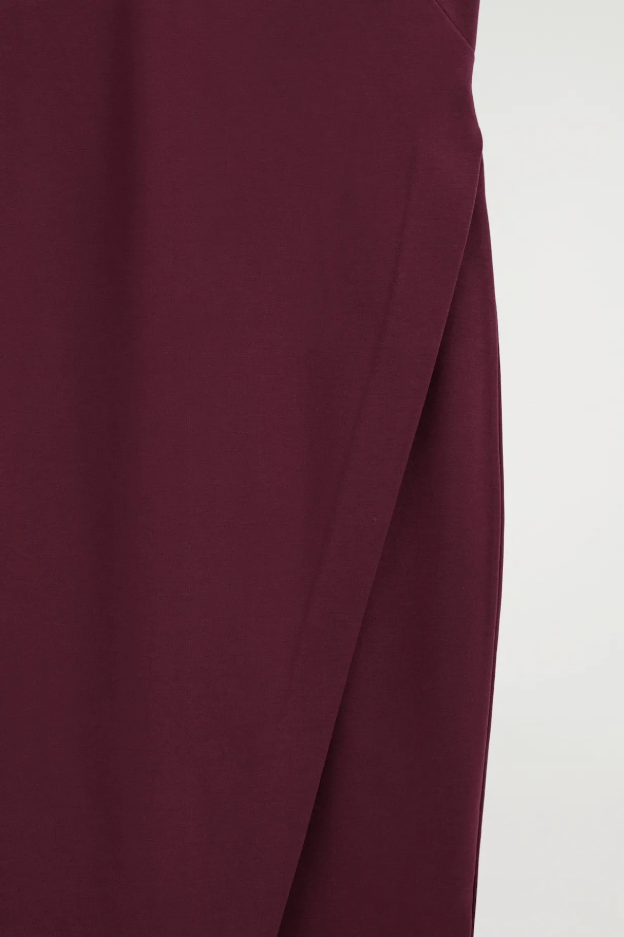 MIDIKLEID IN WICKELOPTIK MIT V-AUSSCHNITT