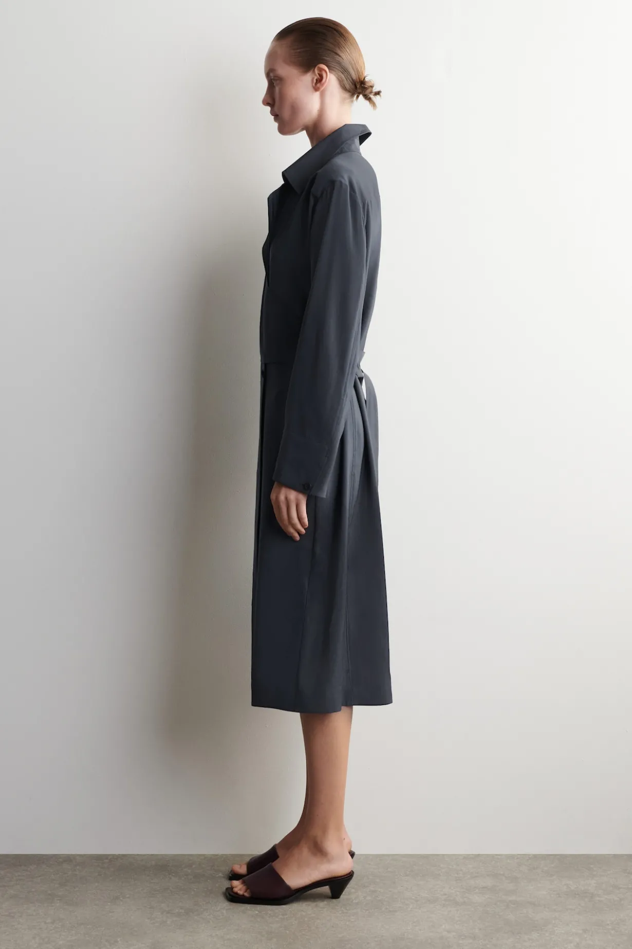 MIDIKLEID MIT GÜRTEL
