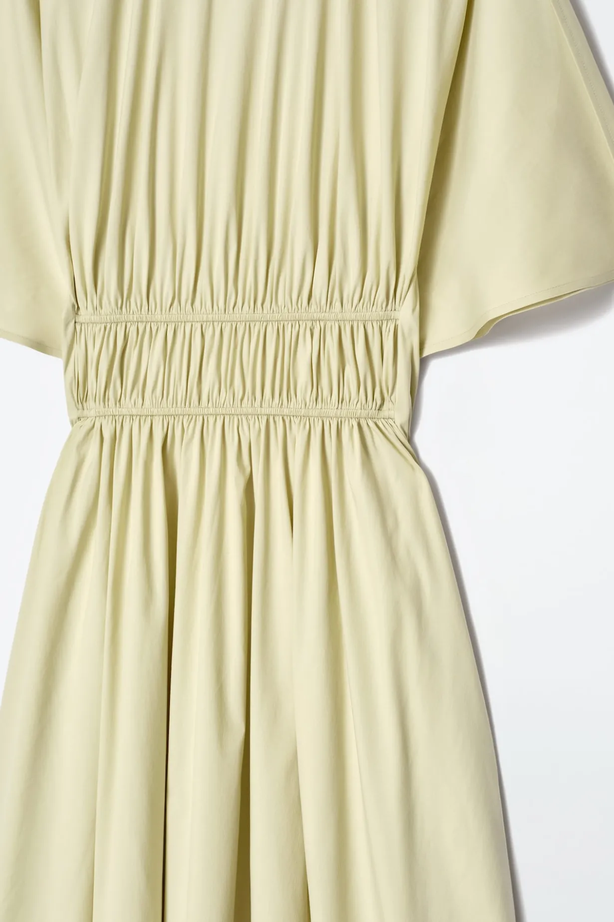MIDIKLEID MIT RÜCKENAUSSCHNITT UND RAFFUNGEN