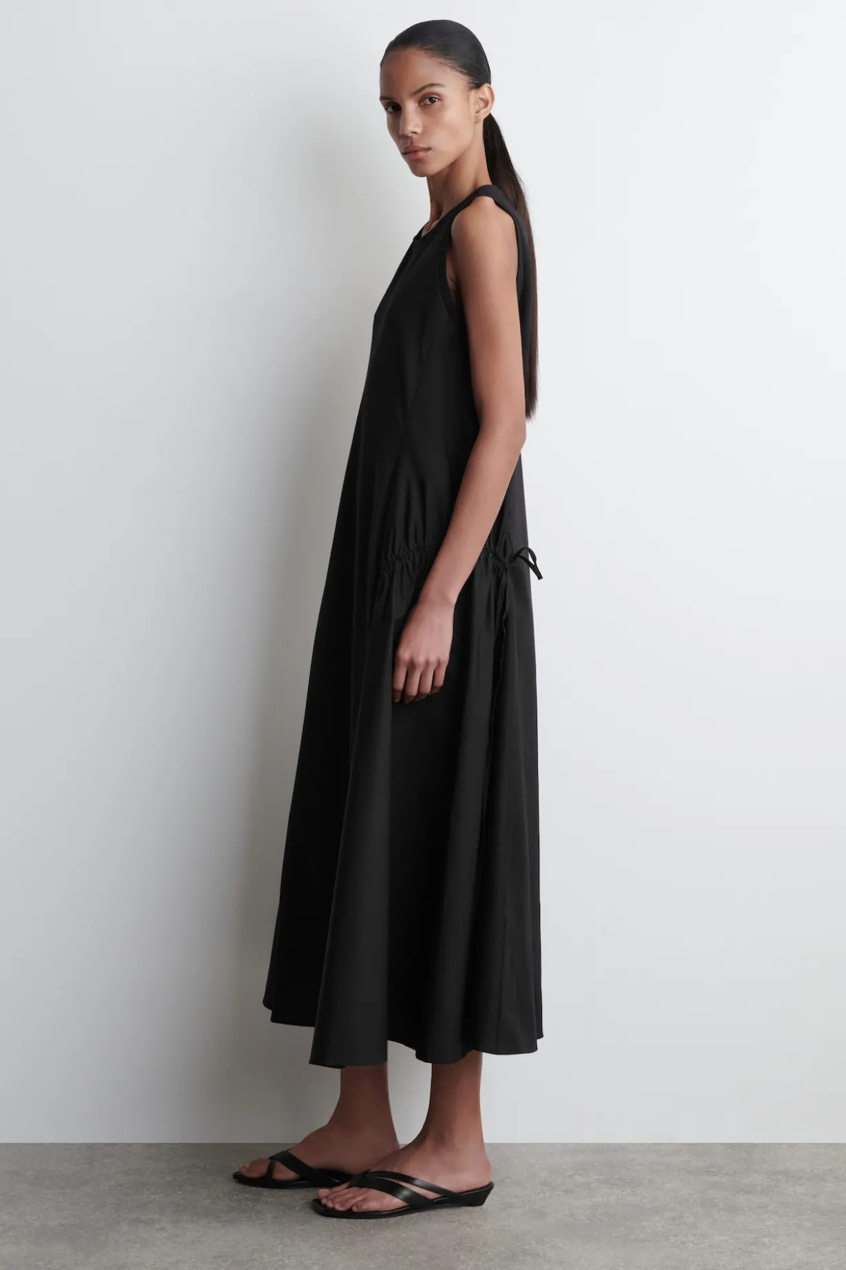 MIDIKLEID MIT SEITLICHEN RAFFUNGEN