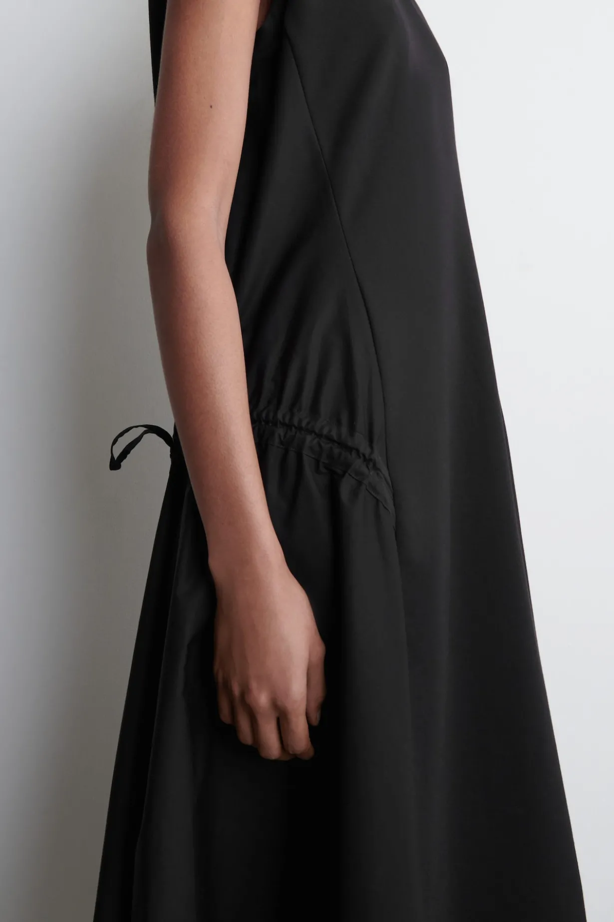 MIDIKLEID MIT SEITLICHEN RAFFUNGEN