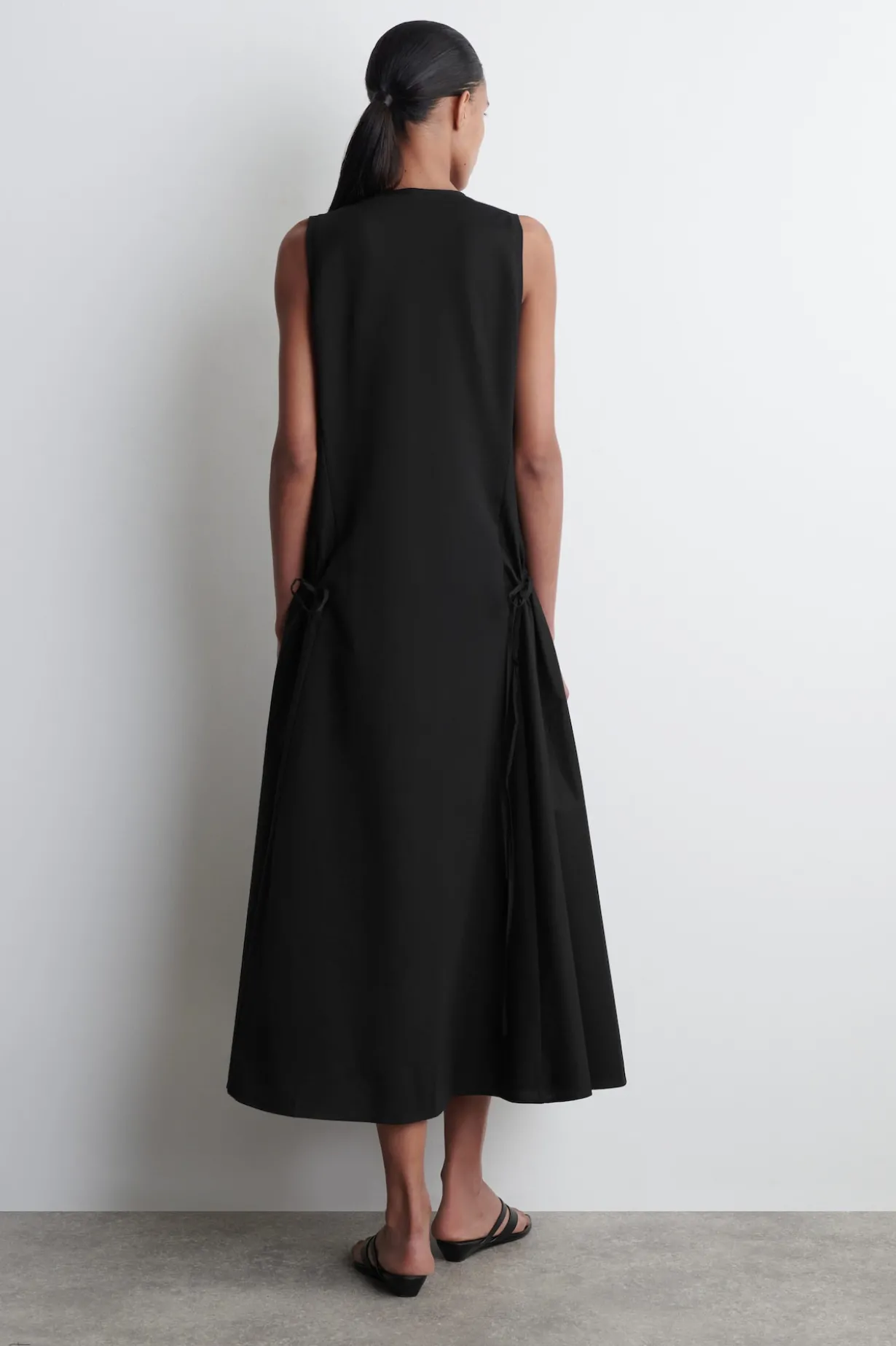 MIDIKLEID MIT SEITLICHEN RAFFUNGEN