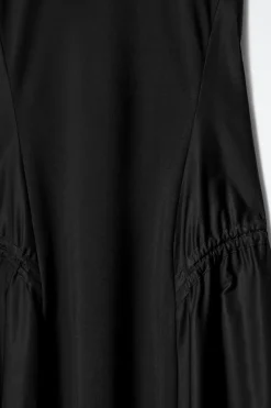 MIDIKLEID MIT SEITLICHEN RAFFUNGEN