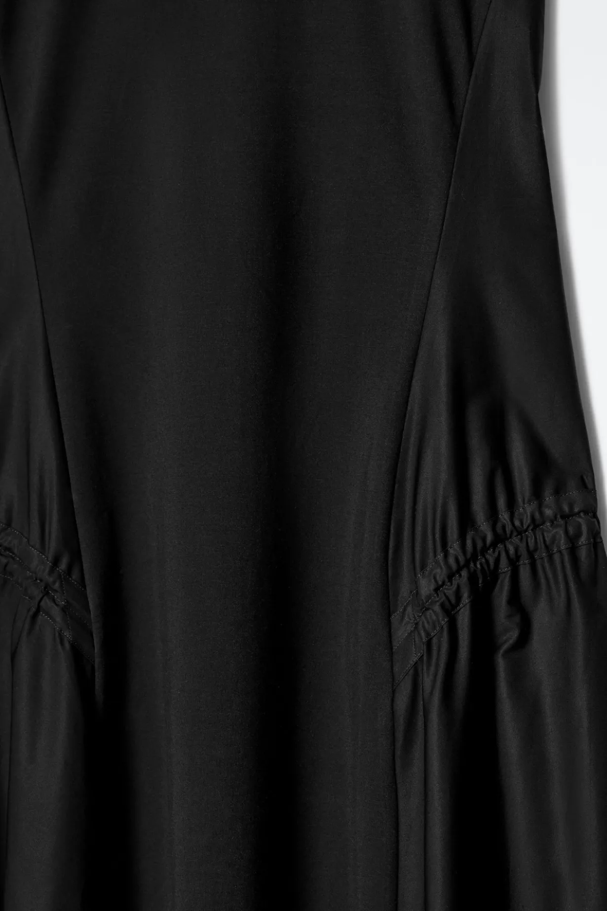MIDIKLEID MIT SEITLICHEN RAFFUNGEN