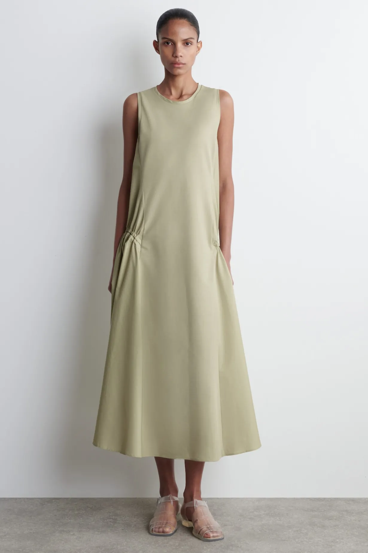 MIDIKLEID MIT SEITLICHEN RAFFUNGEN