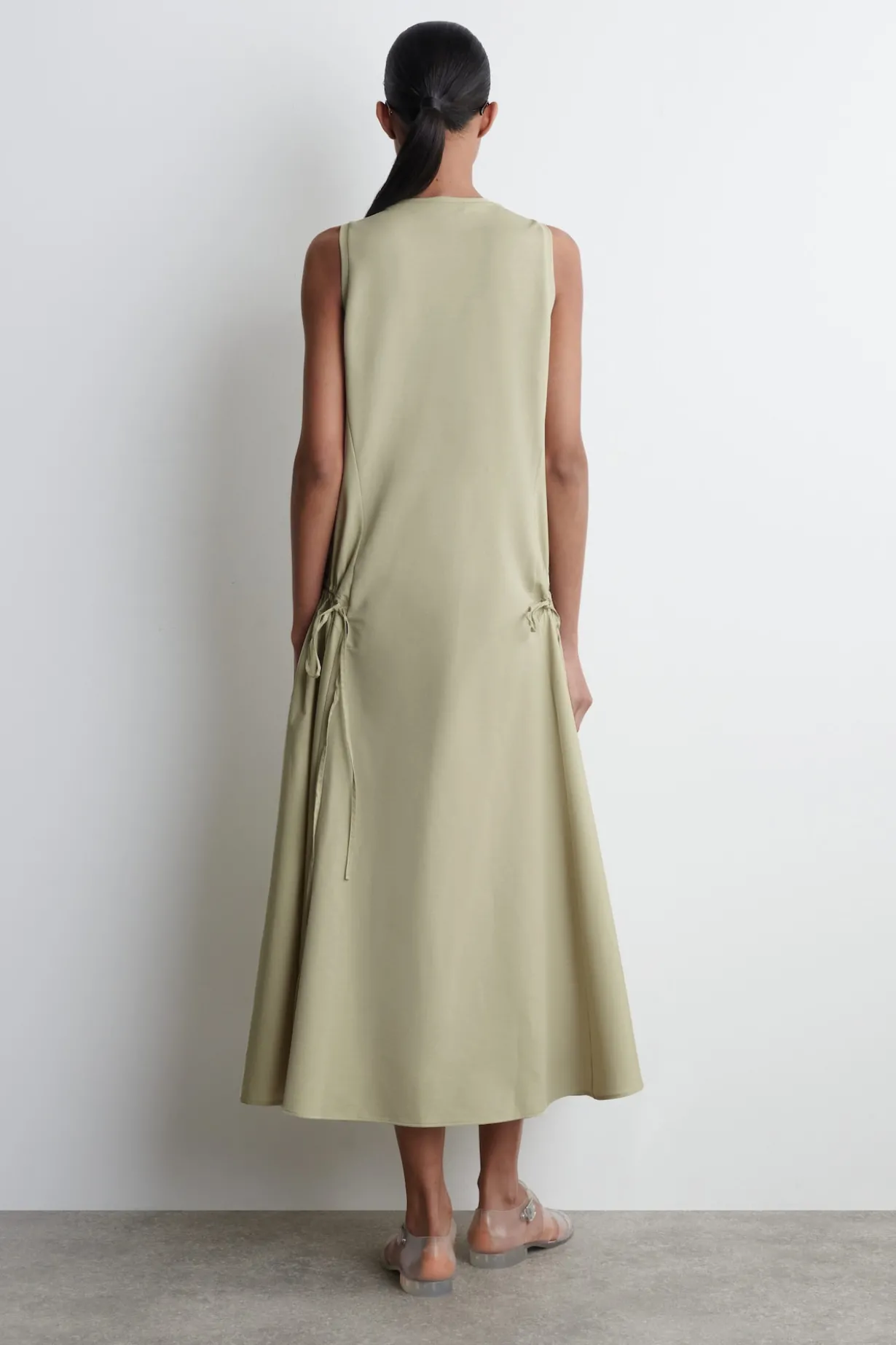 MIDIKLEID MIT SEITLICHEN RAFFUNGEN