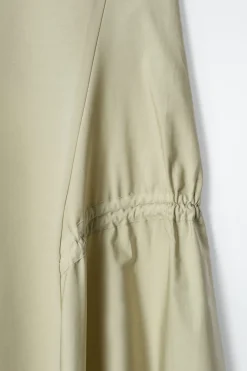 MIDIKLEID MIT SEITLICHEN RAFFUNGEN