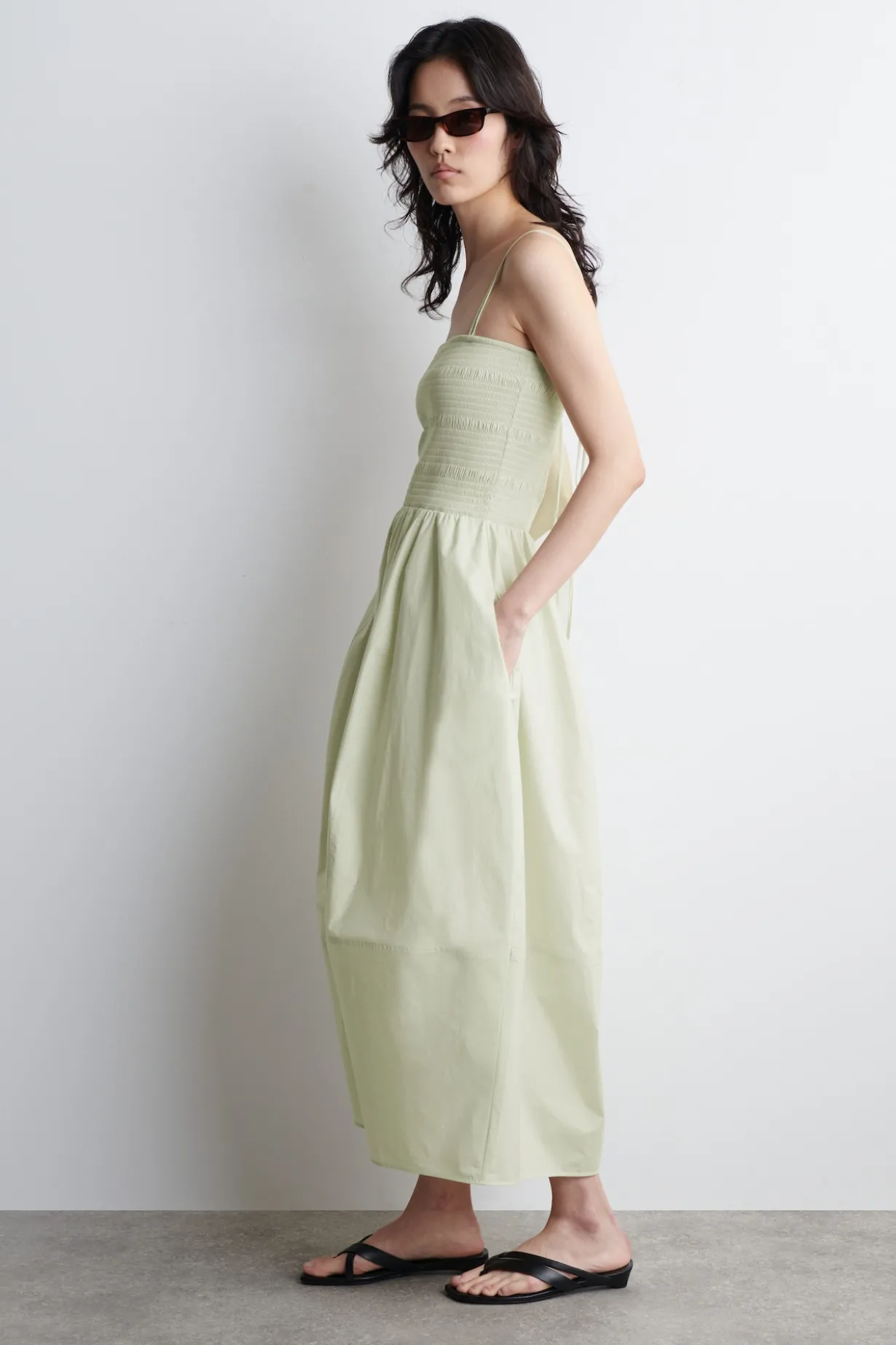 MIDIKLEID MIT SMOKDETAILS