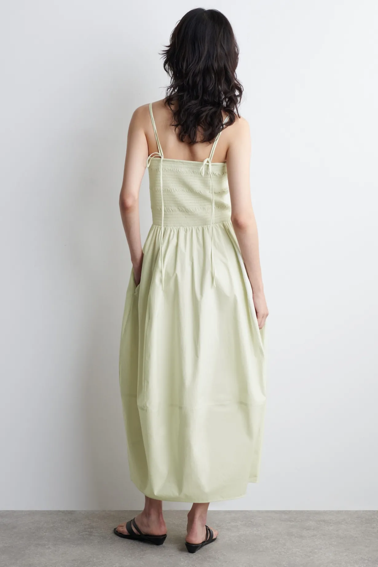 MIDIKLEID MIT SMOKDETAILS