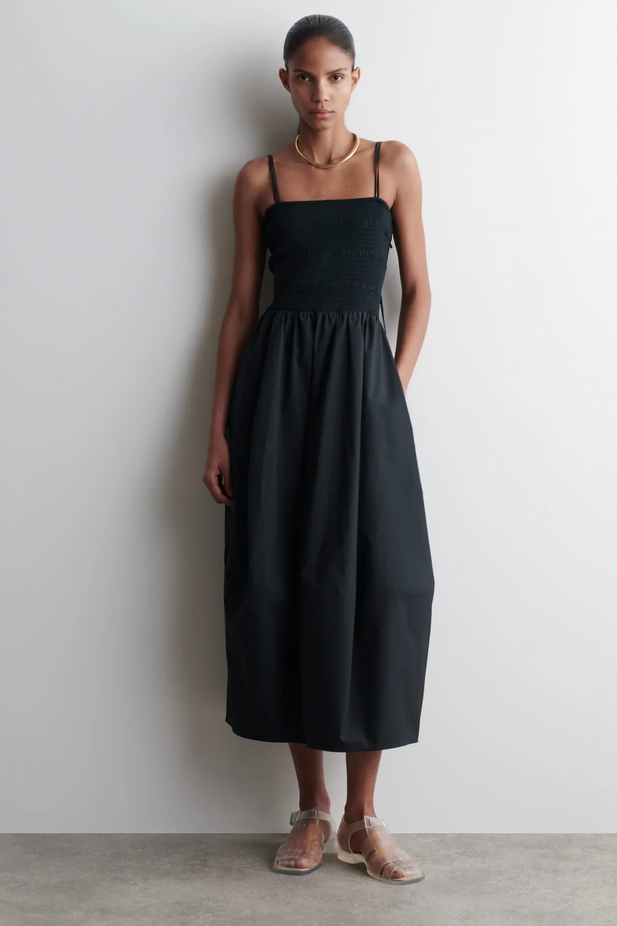 MIDIKLEID MIT SMOKDETAILS