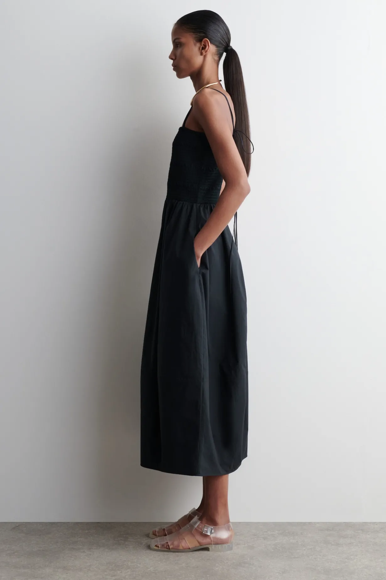 MIDIKLEID MIT SMOKDETAILS