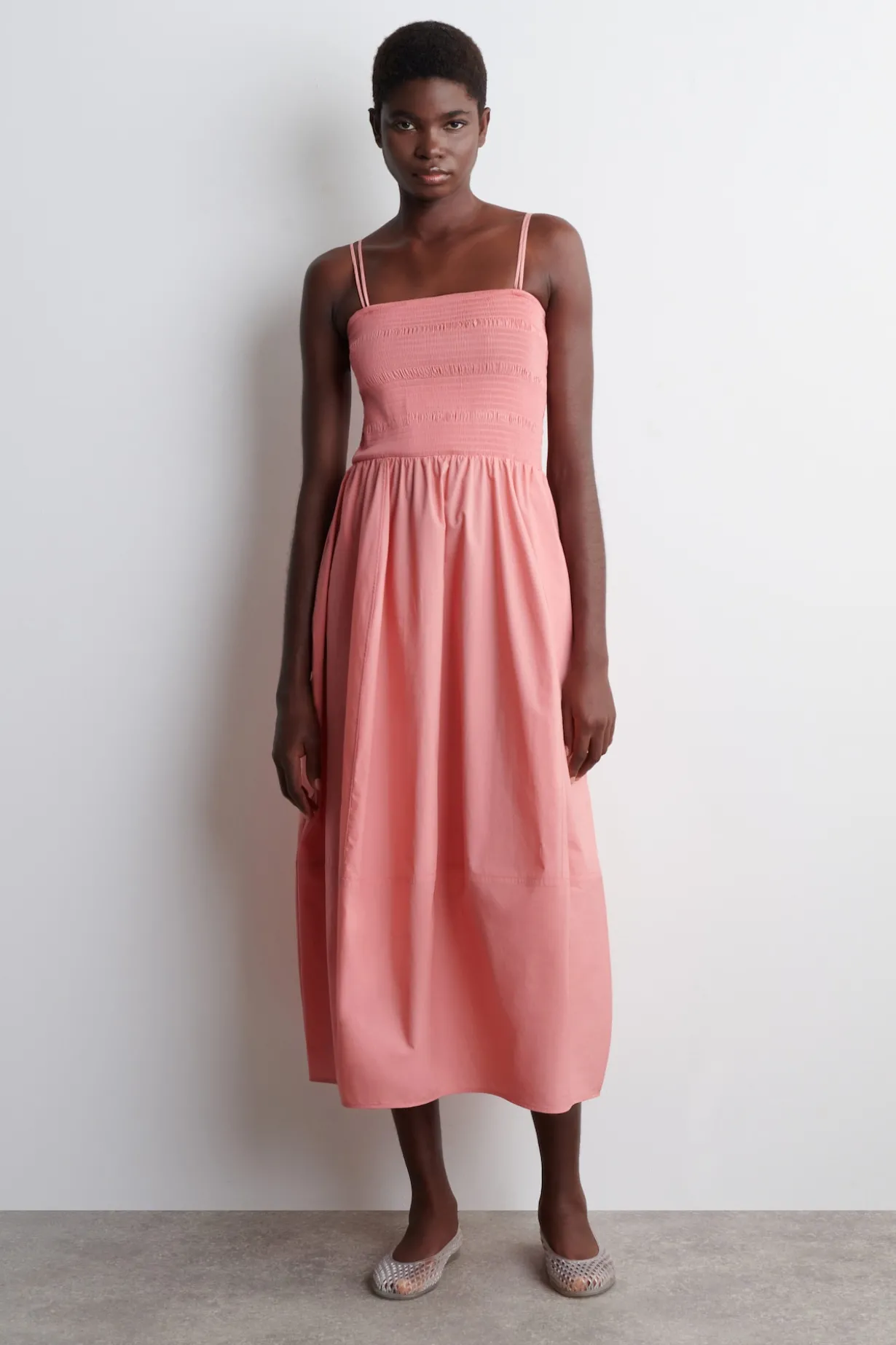 MIDIKLEID MIT SMOKDETAILS