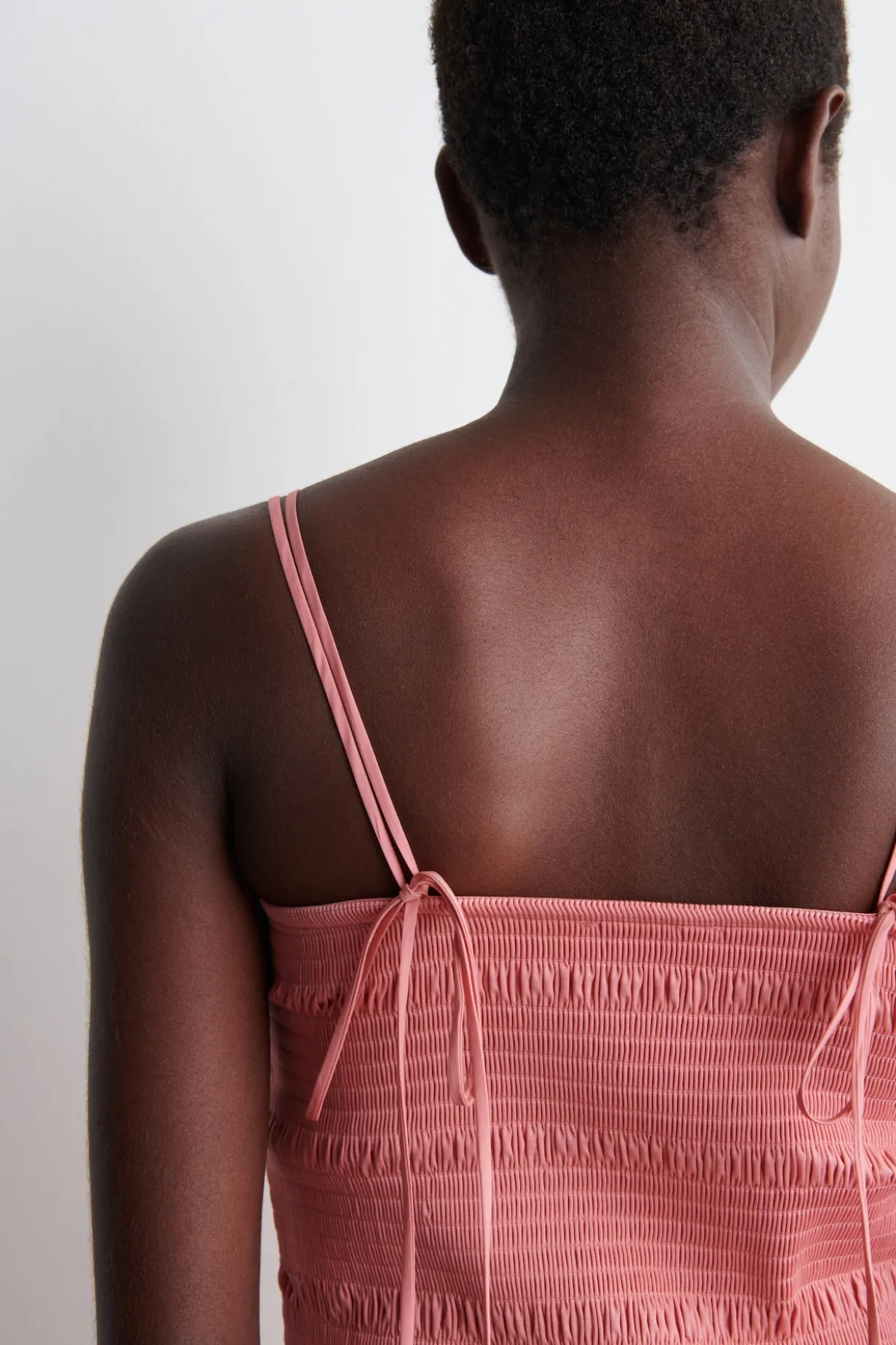 MIDIKLEID MIT SMOKDETAILS