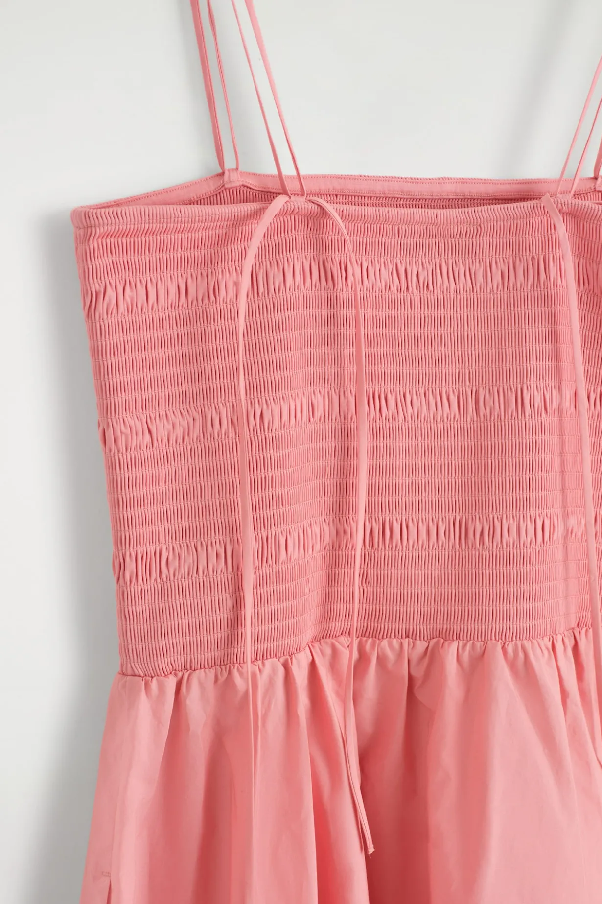 MIDIKLEID MIT SMOKDETAILS
