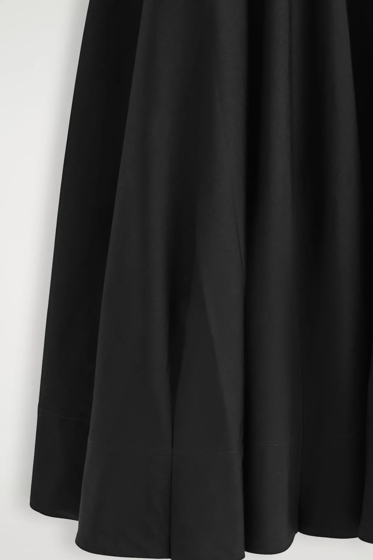 MIDIKLEID MIT U-BOOT-AUSSCHNITT AUS BAUMWOLLE