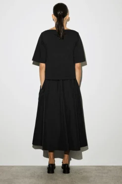 MIDIKLEID MIT U-BOOT-AUSSCHNITT UND KONTRASTPARTIE