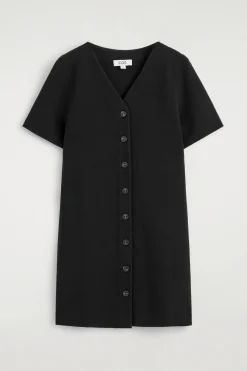 MINIKLEID AUS FEINSTRICK MIT KNÖPFEN