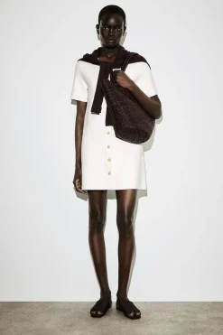 MINIKLEID AUS FEINSTRICK MIT KNÖPFEN